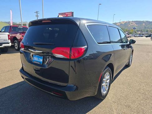 Used 2023 Chrysler Voyager LX FWD image 5