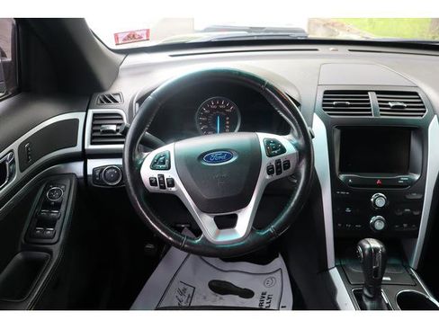 Used 2014 Ford Explorer XLT w/ Equipment Group 202A AWD/4WD image 8