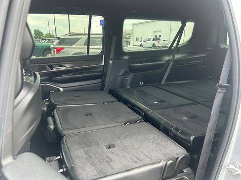 Used 2024 Jeep Wagoneer L Series II w/ Flexible Seating Group AWD/4WD image 38