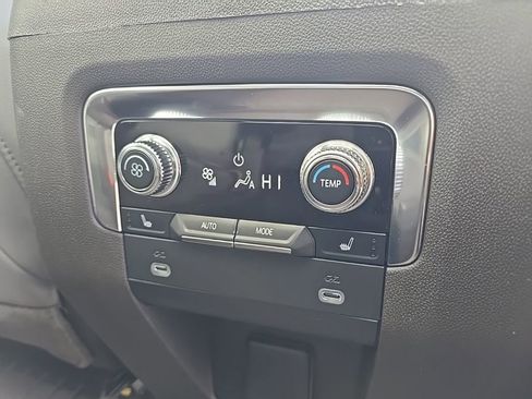 Used 2023 GMC Yukon SLT w/ SLT Luxury Package image 28