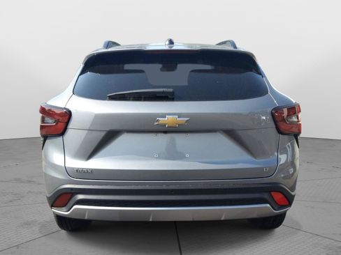 Used 2025 Chevrolet Trax LT w/ Driver Confidence Package FWD image 4