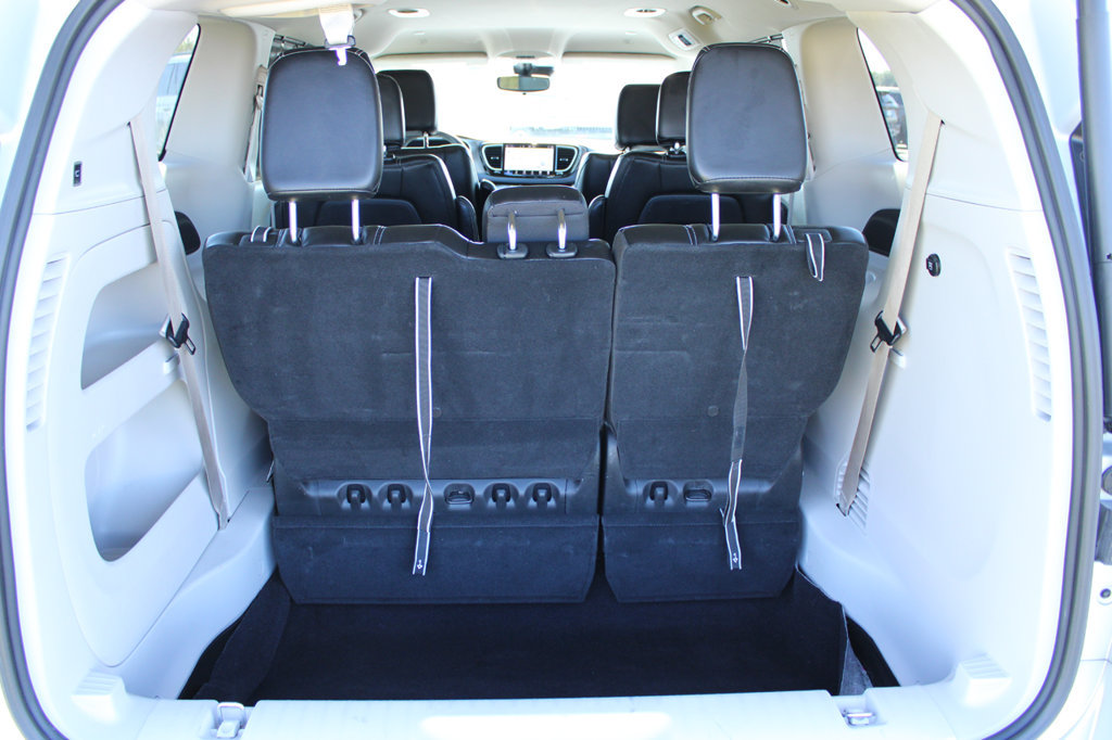 Used 2024 Chrysler Pacifica Touring-L FWD image 10