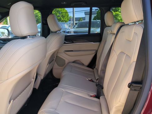 Used 2025 Jeep Grand Cherokee Limited RWD image 15