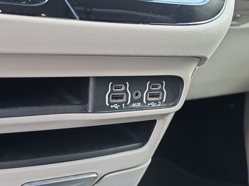 Used 2023 Chrysler Pacifica Touring-L FWD image 27