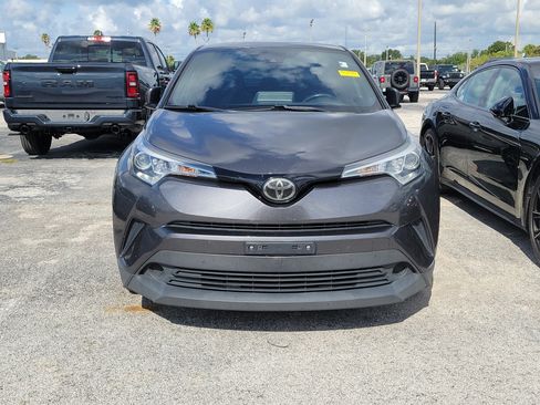 Used 2019 Toyota C-HR XLE FWD image 2