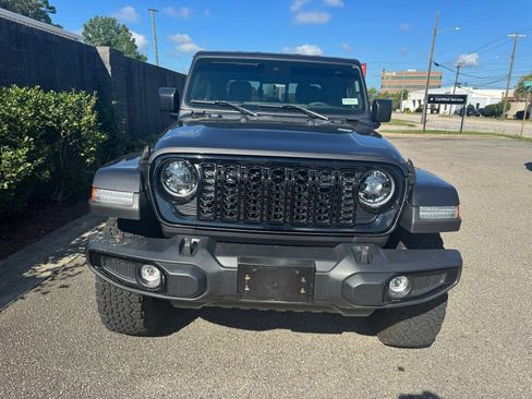 Used 2024 Jeep Gladiator Sport AWD/4WD image 8