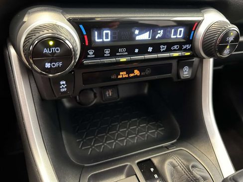 Used 2025 Toyota RAV4 XLE AWD/4WD image 22