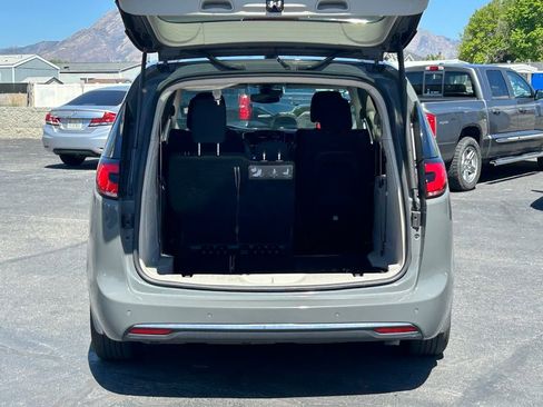 Used 2021 Chrysler Pacifica Touring FWD image 34