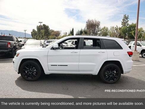 Used 2021 Jeep Grand Cherokee Laredo X image 2