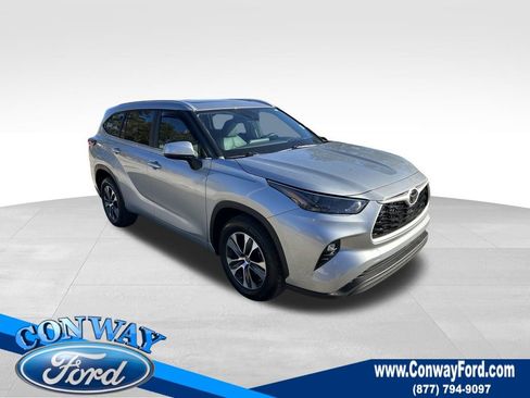 Used 2023 Toyota Highlander XLE image 1