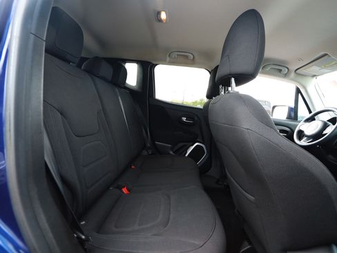 Used 2018 Jeep Renegade Latitude FWD image 24