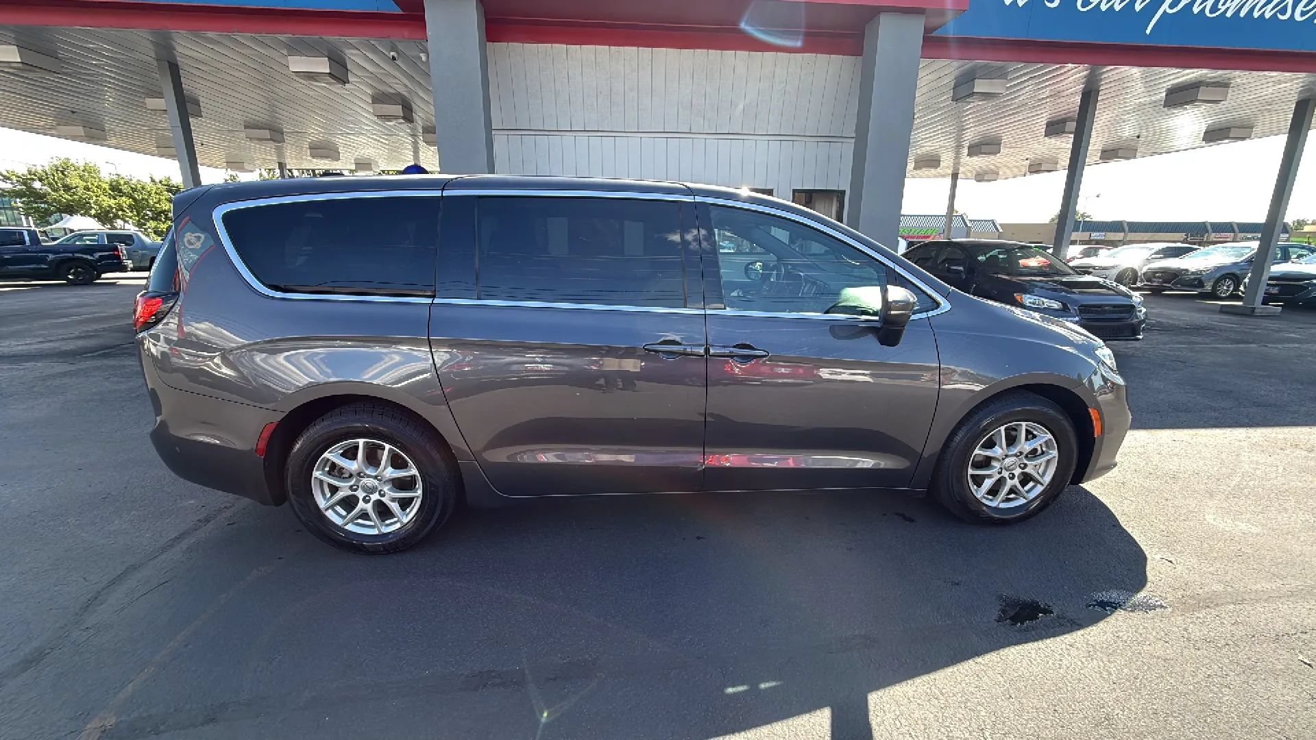 Used 2023 Chrysler Pacifica Touring FWD image 7