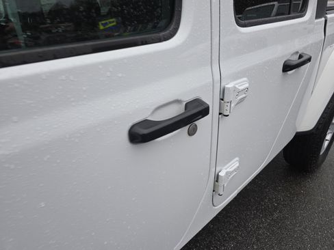 Used 2021 Jeep Gladiator Sport image 13