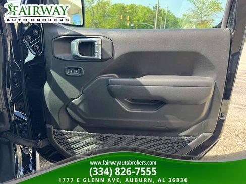 Used 2025 Jeep Wrangler Unlimited Rubicon w/ Convenience Group image 28