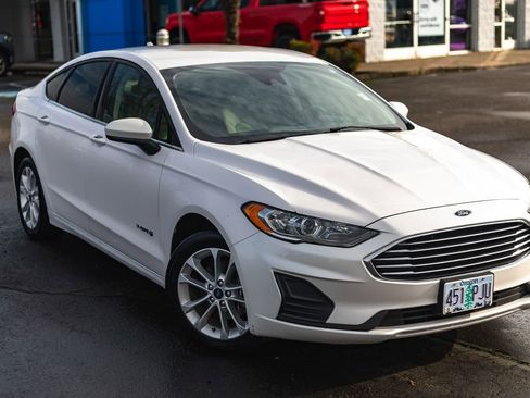 Used 2019 Ford Fusion SE image 2