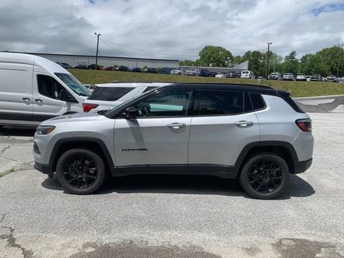 Used 2024 Jeep Compass Latitude w/ Convenience Group AWD/4WD image 5