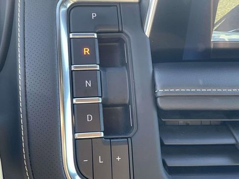 Used 2023 Chevrolet Suburban Premier image 21