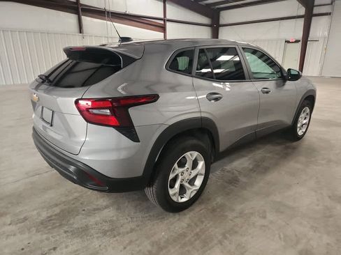 Used 2024 Chevrolet Trax LS w/ LS Convenience Package image 5
