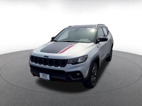 Used 2025 Jeep Compass Trailhawk AWD/4WD image 7