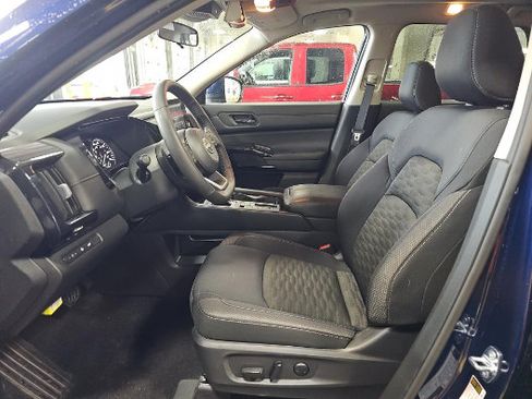 Used 2025 Nissan Pathfinder SV w/ SV Premium Package FWD image 8