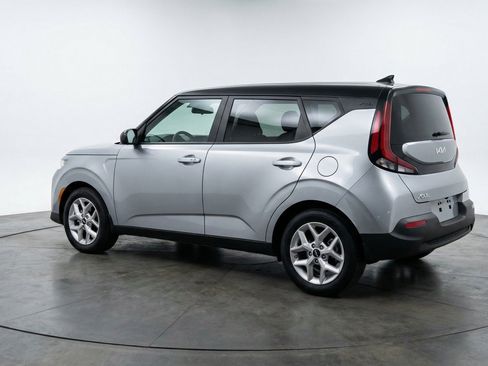 Used 2025 Kia Soul LX w/ LX Technology Package FWD image 6