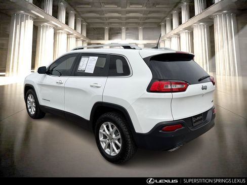 Used 2018 Jeep Cherokee Latitude Plus w/ Comfort/Convenience Group FWD image 7