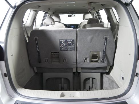 Used 2017 Kia Sedona L image 18