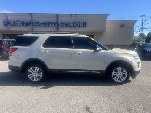 Used 2018 Ford Explorer XLT w/ Equipment Group 201A image 9