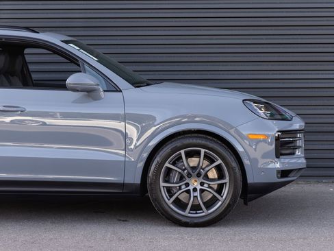 Certified 2025 Porsche Cayenne Base image 9