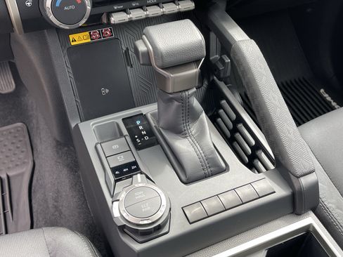 Certified 2025 Toyota Tacoma SR5 AWD/4WD image 25