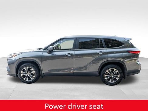 Used 2023 Toyota Highlander XLE AWD/4WD image 12