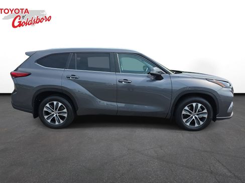 Used 2023 Toyota Highlander XLE FWD image 4