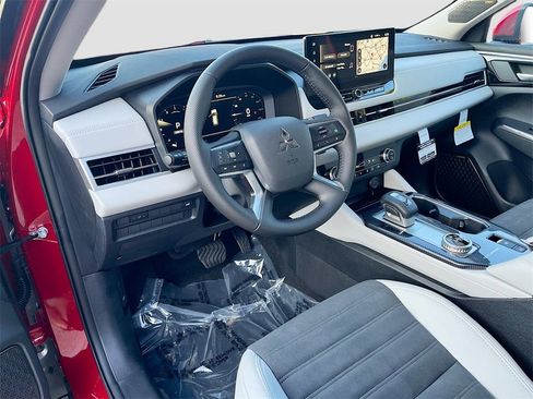 New 2025 Mitsubishi Outlander SE image 9