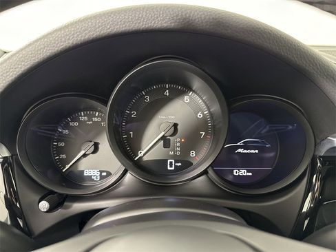 Certified 2024 Porsche Macan w/ Premium Plus Package image 37