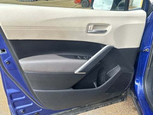 Used 2023 Toyota Corolla Cross XLE w/ Convenience Package image 5