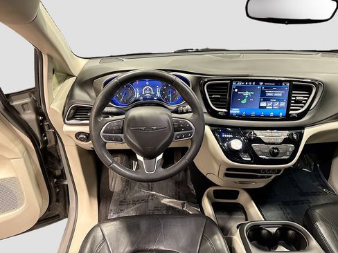 Used 2022 Chrysler Pacifica Touring-L FWD image 18