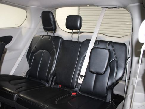 Used 2023 Chrysler Pacifica Touring-L FWD image 18