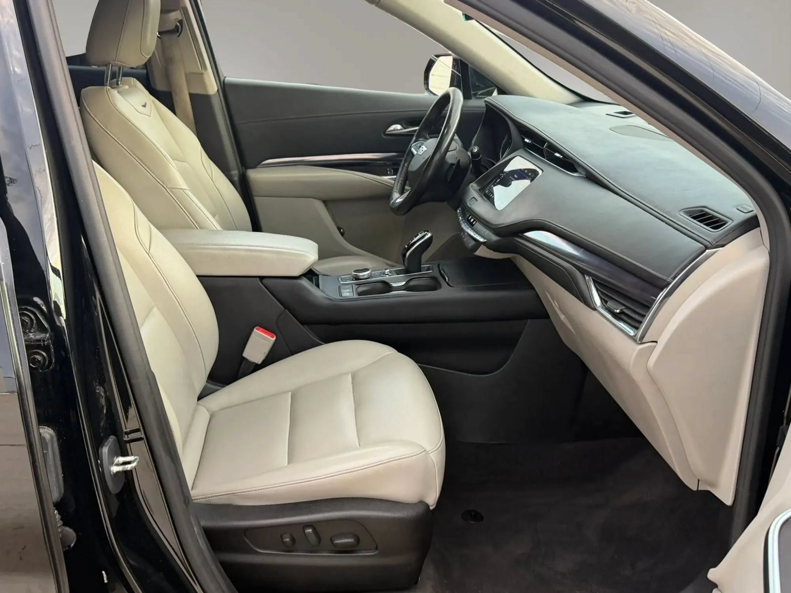 Used 2023 Cadillac XT4 Luxury w/ Cold Weather Package FWD image 20