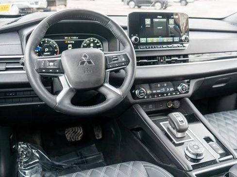 Used 2023 Mitsubishi Outlander AWD image 15