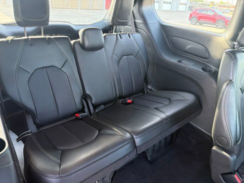 Used 2025 Chrysler Pacifica Select FWD image 14