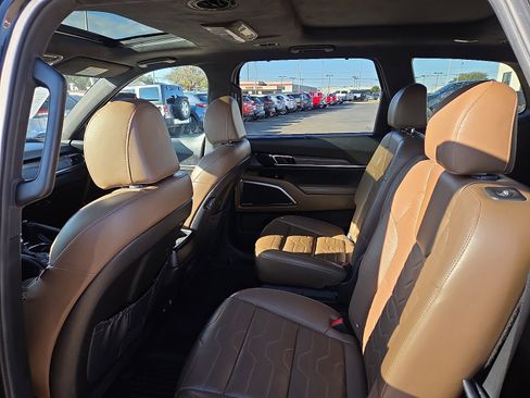 Used 2022 Kia Telluride SX w/ SX Prestige Package image 8