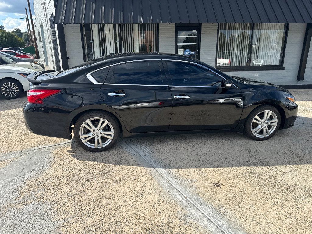 Used 2017 Nissan Altima 3.5 SL w/ 3.5SL Technology Package FWD image 8