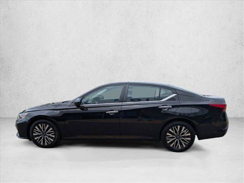 Used 2024 Nissan Altima 2.5 SV FWD image 9