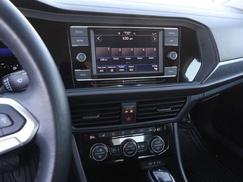 Used 2024 Volkswagen Jetta SE image 18