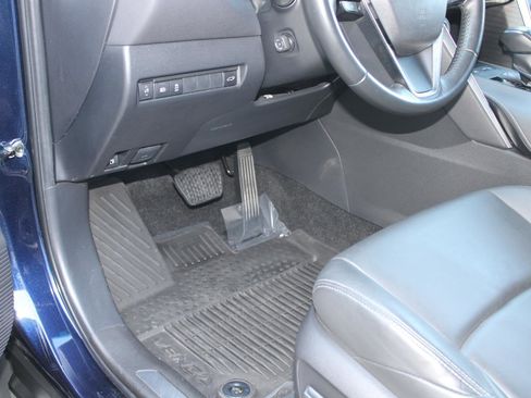 Used 2023 Toyota Venza XLE image 43