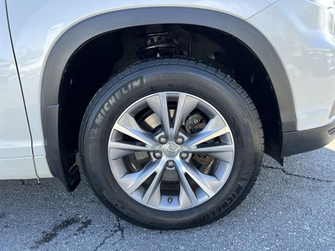 Used 2015 Toyota Highlander XLE image 12