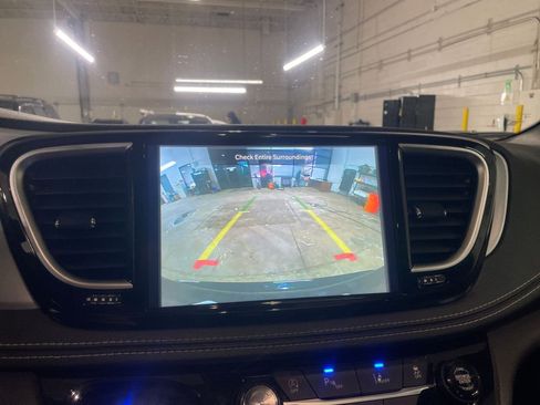 Used 2025 Chrysler Pacifica Limited image 17