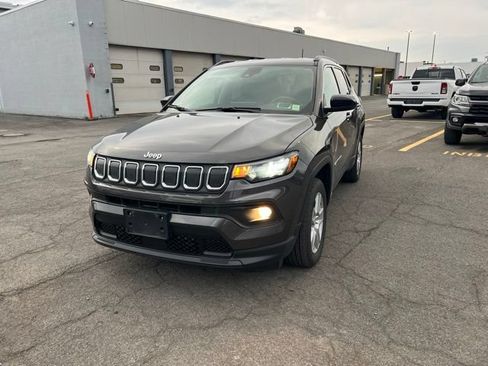 Used 2022 Jeep Compass Latitude w/ Convenience Group AWD/4WD image 1