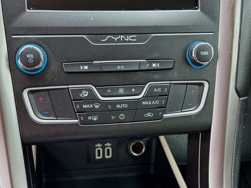 Used 2020 Ford Fusion SE image 8