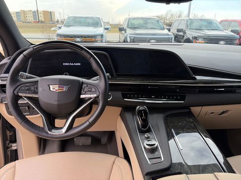 Used 2024 Cadillac Escalade Premium Luxury w/ Performance Package image 13